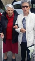3 juillet : Sr Anna (à g.) à la sortie de la messe des Jubilaires à la basilique de Pontmain