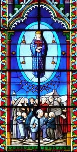 Présence des sœurs de Rillé à l'apparition. Vitrail de la basilique de Pontmain Présence des sœurs de Rillé à l'apparition. Vitrail de la basilique de Pontmain