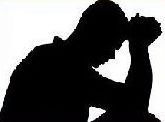 Homme soucieux en prière Homme soucieux en prière