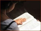 Enfant lisant la Bible Enfant lisant la Bible