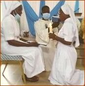 Sr Blandine prononce ses vœux définitifs devant Sr Alice, déléguée de la supérieure générale Sr Blandine prononce ses vœux définitifs devant Sr Alice, déléguée de la supérieure générale