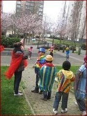 Les enfants du club ACE font le Carnaval au bas des tours du Blosne