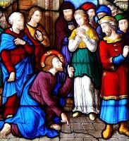 Jésus et la femme adultère. Vitrail église St Pierre, Dreux Jésus et la femme adultère. Vitrail église St Pierre, Dreux