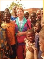 Michèle au milieu d'enfants burkinabés