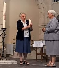 Sr Andréa remet le flambeau à Sœur Marie-Jo Sr Andréa remet le flambeau à Sœur Marie-Jo