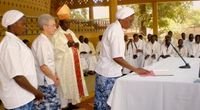 Sr Juliette signe le registre de la Famille des Sœurs du Christ Rédempteur