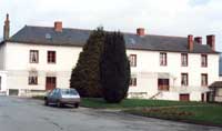 L'Hospice de Melesse : bâtiment primitif dit « le château », abattu en 1989 L'Hospice de Melesse : bâtiment primitif dit « le château », abattu en 1989