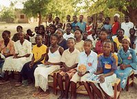 Eucharistie de clôture en plein air devant la chapelle du Noviciat de Ouaga