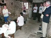 Le groupe des visiteurs à l'intérieur de la maison de Anne Boivent, à Laignelet
