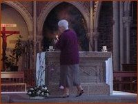 La Messe étant terminée, Sr Jacqueline éteint les bougies qui sont sur l'autel et remet tout en ordre La Messe étant terminée, Sr Jacqueline éteint les bougies qui sont sur l'autel et remet tout en ordre