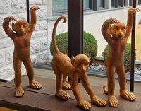 Les 3 petis singes qui nous accueillent au « Privilège » ! Les 3 petis singes qui nous accueillent au « Privilège » !