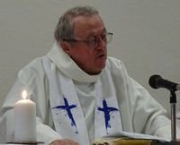 Le Père Davenel lors de son homélie