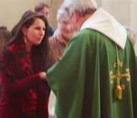 Brigitte reçoit la communion des mains de Mgr Benoît-Gonnin
