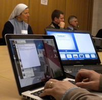 auditeurs attentifs, et mains agiles sur les ordinateurs