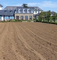 Les longs sillons de terre fraichement préparés Les longs sillons de terre fraichement préparés