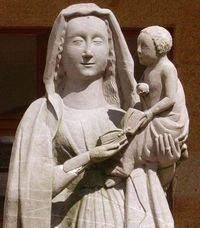 Notre Dame de Rillé, Maison-Mère des Sœurs du Christ Rédempteur. Statue de grès du 16e siècle