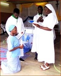 Sr Alice reçoit les premiers vœux de Pascaline Sr Alice reçoit les premiers vœux de Pascaline