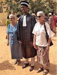 Juge BEOGO avec Srs Anne et Angèle, SCR, en mission à Salembaoré Juge BEOGO avec Srs Anne et Angèle, SCR, en mission à Salembaoré