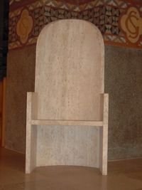 La cathèdre : siège de l'évêque La cathèdre : siège de l'évêque