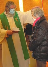 Joëlle reçoit l'imposition des mains