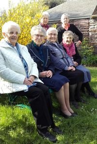 Au jardin, une partie du groupe des sœurs prenant un agréable moment de détente… Au jardin, une partie du groupe des sœurs prenant un agréable moment de détente…
