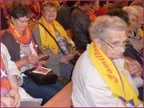 Solange à gauche (foulard orange) et, devant elle, la religieuse de 82 ans Solange à gauche (foulard orange) et, devant elle, la religieuse de 82 ans