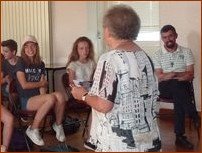 Sr Geneviève parle de sa mission au Burkina. A sa droite, le P. Gaël Sr Geneviève parle de sa mission au Burkina. A sa droite, le P. Gaël