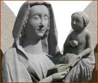 Marie et son fils tiennent chacun d'une main un même livre ouvert Marie et son fils tiennent chacun d'une main un même livre ouvert