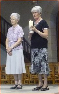 Sr Madeleine vient de transmettre la lumière à Sr Marie-Angèle Sr Madeleine vient de transmettre la lumière à Sr Marie-Angèle
