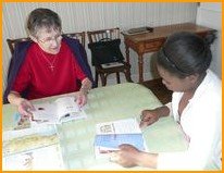 Sr Marie-Noëlle prépare Angélique au baptême Sr Marie-Noëlle prépare Angélique au baptême