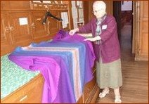 Sr J. prépare à la sacristie la chasuble que portera le célébrant pour l'Eucharistie Sr J. prépare à la sacristie la chasuble que portera le célébrant pour l'Eucharistie