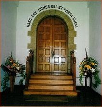 Entrée de la Chapelle de Rillé, avec la mention (en latin) : « Voici la Maison de Dieu et la Porte du Ciel »