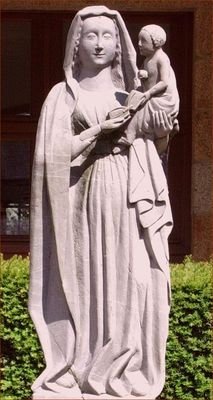 Notre-Dame de Rillé, à Fougères (35). Belle statue de grès, 16e siècle. Notre-Dame de Rillé, à Fougères (35). Belle statue de grès, 16e siècle.