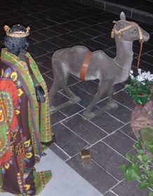 Crèche de Rillé : un des mages avec son chameau Crèche de Rillé : un des mages avec son chameau