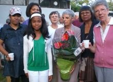 Sr Annick, au centre, à qui on vient de remettre les fleurs de l'amitié