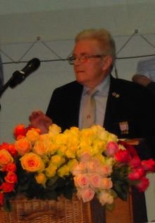 100 roses sont distribuées aux personnes formant le cortège vers le monument aux morts 100 roses sont distribuées aux personnes formant le cortège vers le monument aux morts