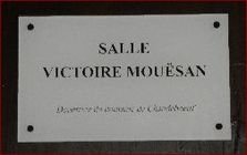 Plaque en l'honneur de Madame La Comtesse dans le salon Plaque en l'honneur de Madame La Comtesse dans le salon