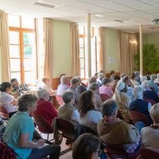 Les participants à l'écoute d'une conférence Les participants à l'écoute d'une conférence