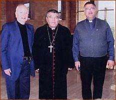 Père Claude Poussier (à gauche) en visite à Béchouate