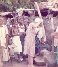 Josette pile le mil avec les amis burkinabés