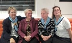 Sr Marie-Bernard (troisième à partir de la gauche) avec d'autres hospitalières Sr Marie-Bernard (troisième à partir de la gauche) avec d'autres hospitalières