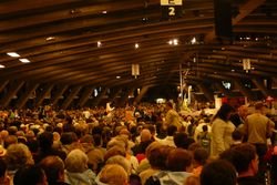 Lourdes : dans la Basilique St Pie X, une foule immense de plus de 12 000 participants ! Lourdes : dans la Basilique St Pie X, une foule immense de plus de 12 000 participants !