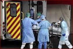 Médecins et infirmières prennent en charge les malades transportés par le SAMU Médecins et infirmières prennent en charge les malades transportés par le SAMU