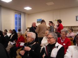 Une partie de l'assemblée : jeunes et moins jeunes Une partie de l'assemblée : jeunes et moins jeunes