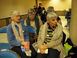 Un groupe de partage. A droite : Annick Richer, sœur du Christ Rédempteur Un groupe de partage. A droite : Annick Richer, sœur du Christ Rédempteur