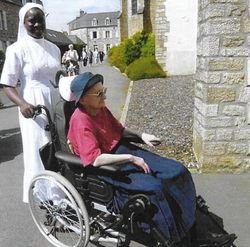 Deux sœurs du Christ rédempteur : entraide fraternelle