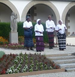 Des sœurs africaines dansent dans la cour d'honneur de Rillé Des sœurs africaines dansent dans la cour d'honneur de Rillé