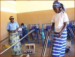 Atelier de tissage au Centre Féminin Anne Boivent de Ouagadougou, dirigée par Sr Edwige (Burkinabé) Atelier de tissage au Centre Féminin Anne Boivent de Ouagadougou, dirigée par Sr Edwige (Burkinabé)