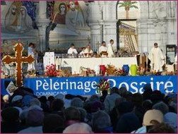 Célébration eucharistique sur l'esplanade