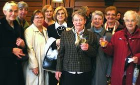 Sr Maria au milieu des autres Sœurs du Christ Rédempteur présentes et de ses amis